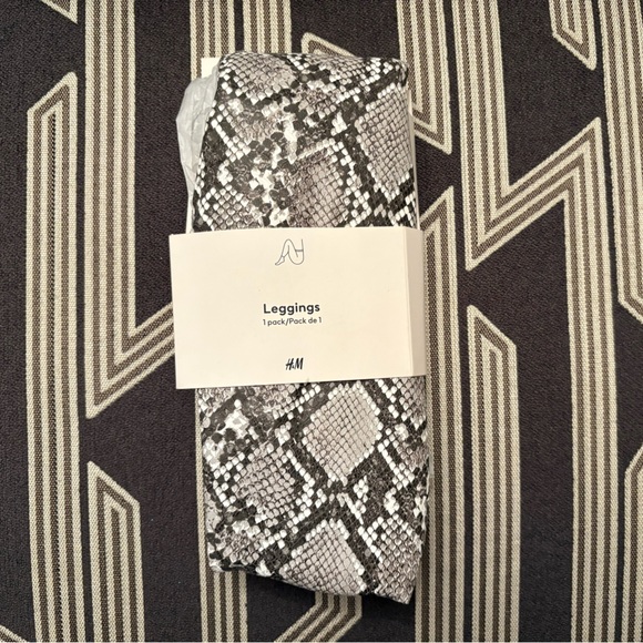 NWT H&M White Snakeskin Coated Leggings Size XS - Picture 5 of 12